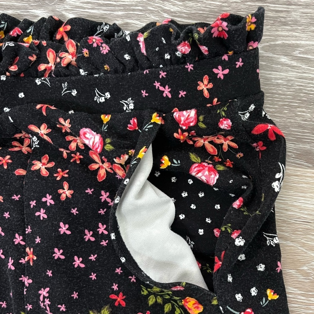 TORRID black elastic waist jersey knit floral pullon shorts, size 5 (5X). - Picture 3 of 7